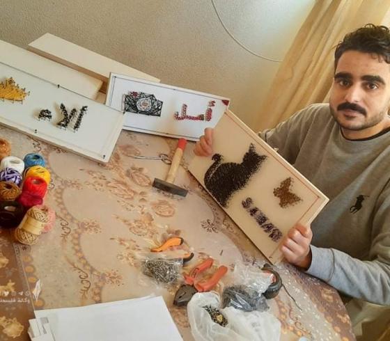 شاب يرسم بالخيط والمسمار (4).jpeg