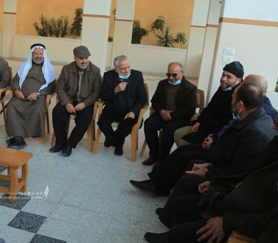 د. محمد الهندي يزور منزل الامين العام الراحل د. رمضان شلح ومنزل القائد بهاء ابو العطا (24).JPG