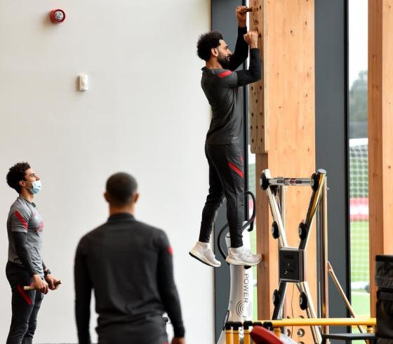محمد صلاح يمشي على الحائط
