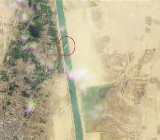صور فضائية لسفينة الحاويات التي أغلقت قناة السويسي