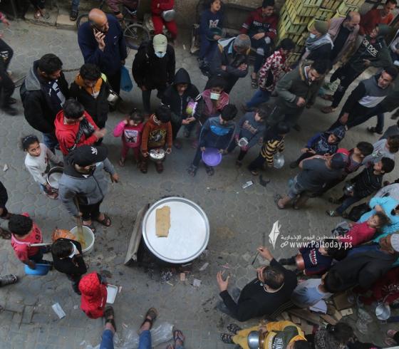 الحطاب يطهو الجريشة والعدس ويوزعها على الفقراء والمحتاجين (2).JPG