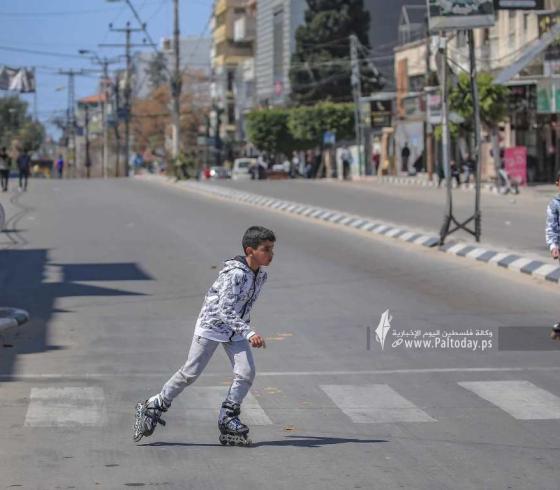 غزيون يتجولون في شوارع غزة بعد قرار منع حركة المركبات (6).jpg