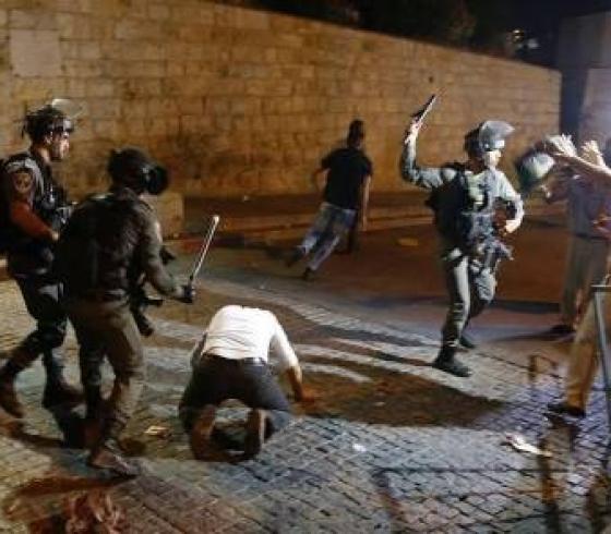 الاعتداء على المصلين في المسجد الاقصى.jpg