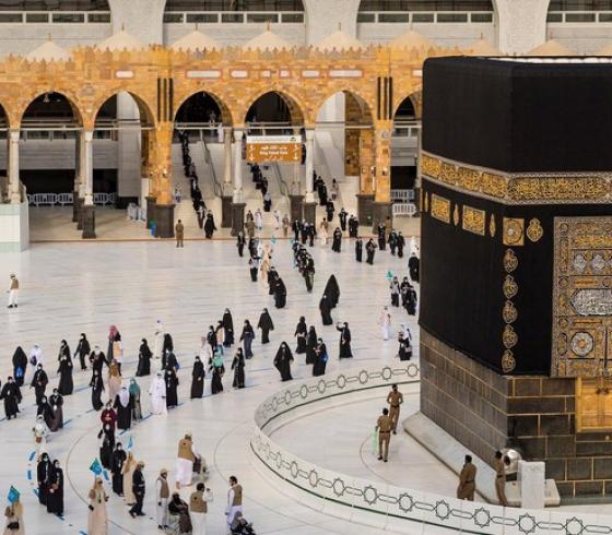 رجل يدعي أنه المهدي المنتظر عند الحرم المكي .. ما قصته!