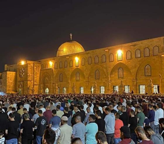 بعد ليلة دامية.. حشود فلسطينية تتحدى الاحتلال وتُحيي قيام ليلة القدر في القدس والأقصى