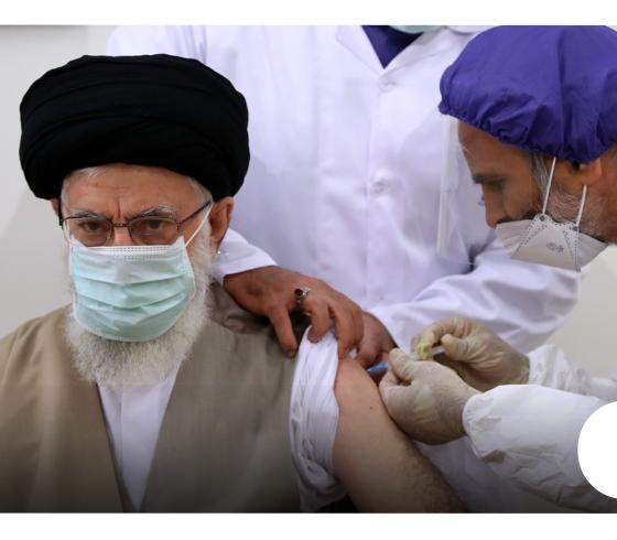 القائد خامنئي خلال تلقيه الجرعة الأولى من لقاح كورونا
