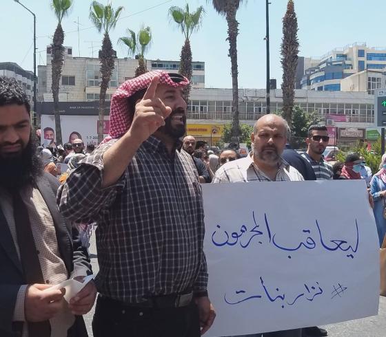 مسيرة في رام الله تنديدًا لاغتيال الناشط نزار بنات 6.jpg