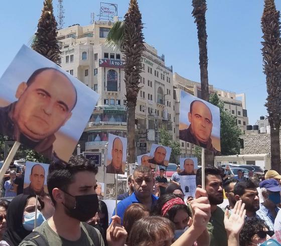 مسيرة في رام الله تنديدًا لاغتيال الناشط نزار بنات 4.jpg