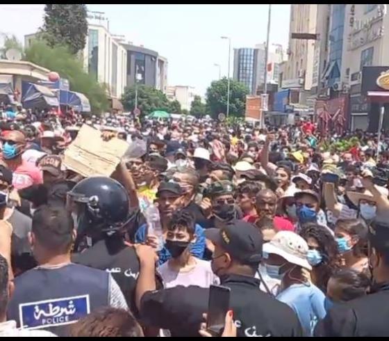 تونس تنتفض والجماهير يطالبون بإسقاط الحكومة والبرلمان.JPG