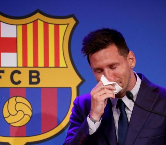 هل تواصل برشلونة مع ميسي؟