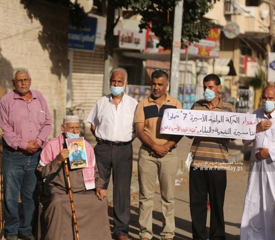 وقفة بغزة للمطابة باسترداد جثامين الشهداء المحتجزة لدى الاحتلال والكشف عن مصير المفقودين (8).JPG