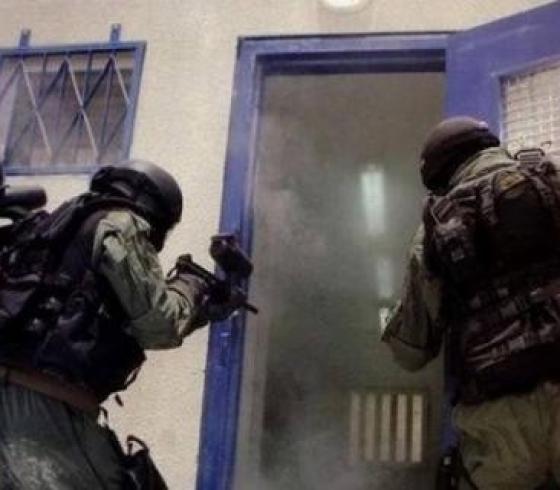 قوات القمع تقتحم القسم (16) في سجن عوفر