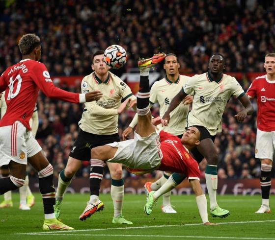 صلاح يقود ليفربول لفوز تاريخي على مانشستر يونايتد (7).jpg