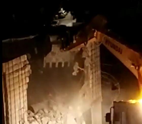 قوات الاحتلال تجبر مقدسيا على هدم منزله في رأس العامود