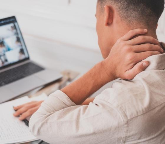 كيف نحافظ على أعيننا ورقابنا من الجلوس الطويل أمام الكمبيوتر؟