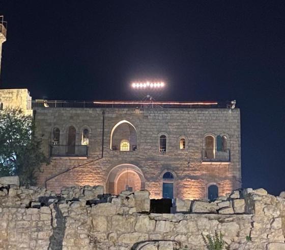 شمعدان للمستوطنين في القدس.jpg