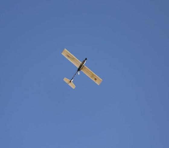 طائرة مسيرة.