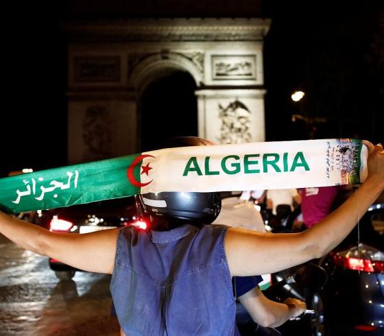 الجالية الجزائرية تحتفل بتأهل المنتخب لنصف نهائي كاس العرب.jpg