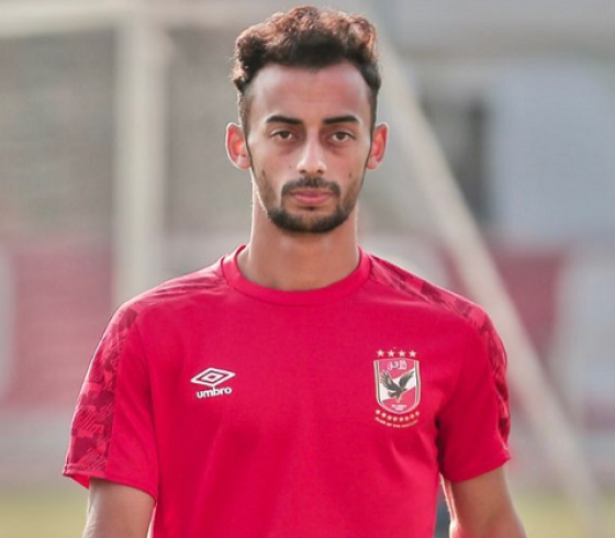 أحمد-عبدالقادر-يصعد-للمدرجات-ويحتفل-مع-والدته-بالسوبر-الأفريقي-فيديو.png