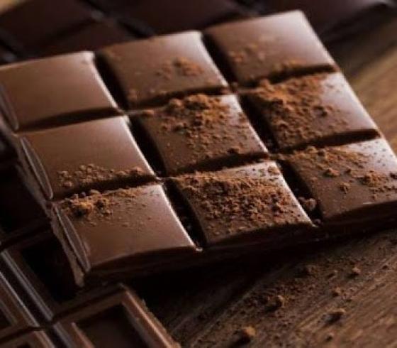 فوائد مذهلة للشوكولاتة.. ماذا يحدث لجسمك عند تناولها يومياً؟