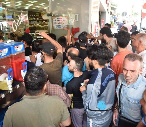 طوابير ينتظرون الحصول على ربط خبز.jpg