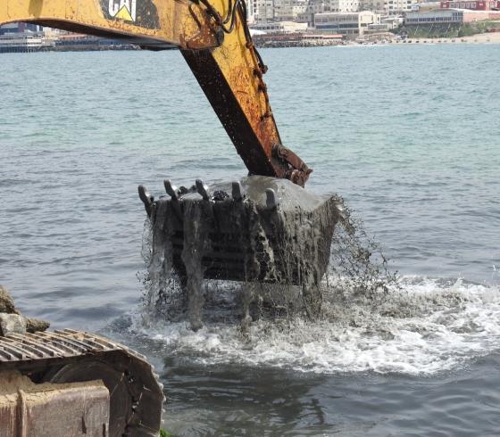 سلطة الموانئ تشرع بتعميق حوض ميناء غزة البحري