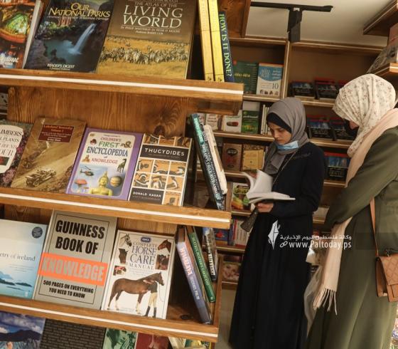 مكتبة سمير منصور أحد أكبر المكتبات في قطاع غزة (7).JPG
