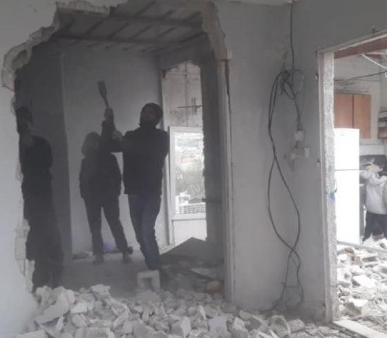 صورة أرشيفبة لهدم أحد البيوت ذاتياً بالقدس.jpeg