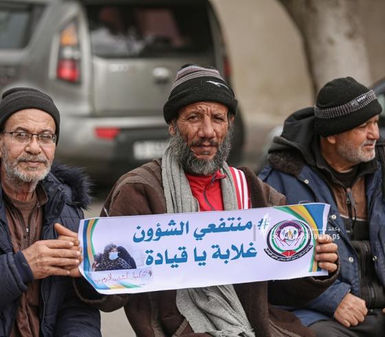 منتفعو الشؤون الاجتماعية ينصبون خيمة أمام مقر المندوب السامي بغزة للمطالبة بصرف مستحقاتهم (15).JPG