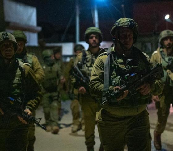 قوات الاحتلال تعتقل شاب فلسطيني بزعم تنفيذ عملية بالداخل المحتل