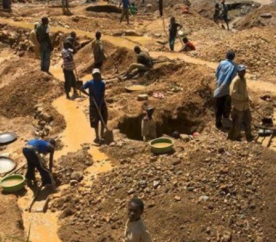 مصرع 13 شخصاً بانهيار بئر للتنقيب عن الذهب بالسودان