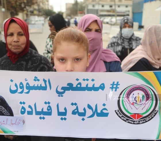 منتفعو الشؤون الاجتماعية ينصبون خيمة أمام مقر المندوب  السامي بغزة للمطالبة بصرف مستحقاتهم (11).JPG