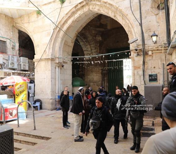 عشرات المستوطنين يقتحمون المسجد الأقصى من باب المغاربة (3).jpg