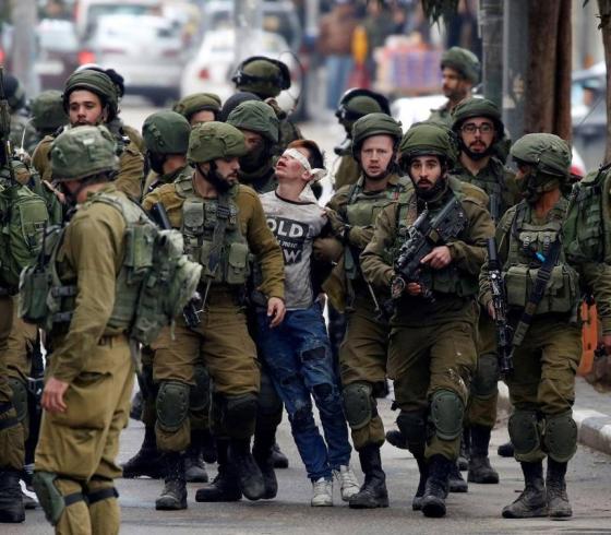 جنود الاحتلال يعتقون فتى فلسطيني.jpg