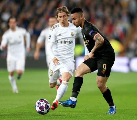 لاعبا ريال مدريد ومانشستر سيتي في مواجهة سابقة.jpg