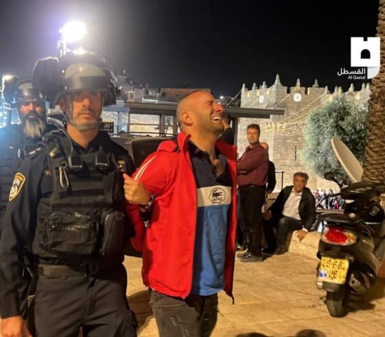 الاحتلال يعتقل مقدسيا من البلدة القديمة بعد الاعتداء عليه