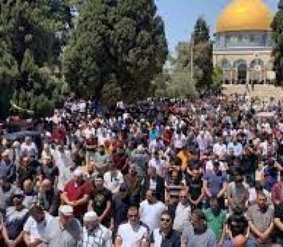 صلاة الفجر في الأقصى.jpg