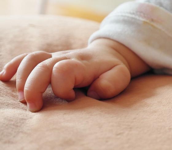 رضيعة تسرق حزمة نقود من حقيبة جدتها
