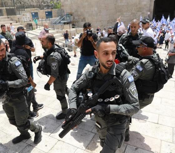 قوات الاحتلال تعتدي على المواطنين في القدس (1).jfif