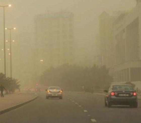 عاصفة ترابية تتسبب في "شبه انعدام" الرؤية في السعودية
