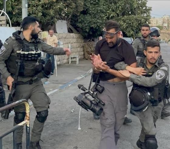 الاحتلال يعتقل مواطناً ويحتجز صحفيين اثنين في نابلس