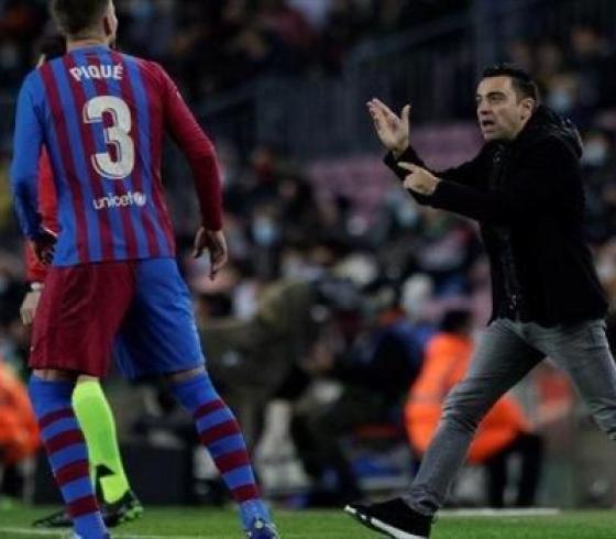 تشافي يطالب بيكيه بالرحيل عن برشلونة