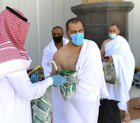 "السعودية" تخفف قيود كورونا مع بدء وصول الحجاج