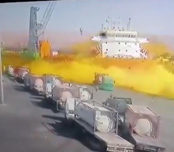 أحدث فيديو للحظة سقوط وانفجار صهريج الغاز السام في ميناء العقبة