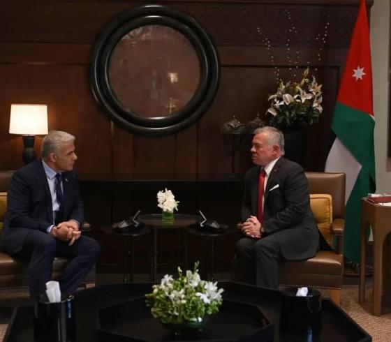 العاهل الأردني يلتقي برئيس وزراء الاحتلال في عمان