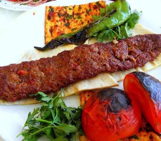 طريقة عمل الكباب السوري المشوي الحلبي وشام الأصيل في البيت .. المقادير والمكونات لعمل الكباب