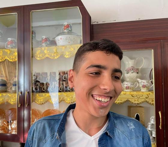 الطالب أنس الحرازين الأول على الفرع العلمي على الوطن