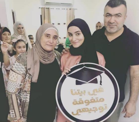 الطالبة المتفوقة رؤى الفتياني في اريحا