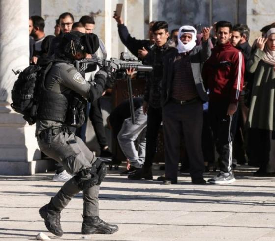 قمع المصلين في المسجد الاقصى.jpg