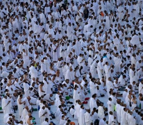ما أسباب إقالة مسؤولين اثنين بالمسجد الحرام أثناء موسم الحج؟